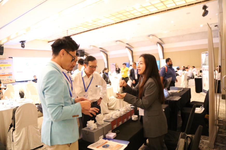 attendees-engaged-in-discussions.jpg attendees-engaged-in-discussions.jpg